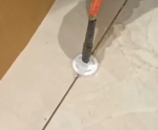 石首瓷砖空鼓维修公司专业解答瓷砖在铺贴过程中，如果没有涂抹均匀到位的粘结材料（如水泥砂浆或瓷砖胶），可能会导致以下问题