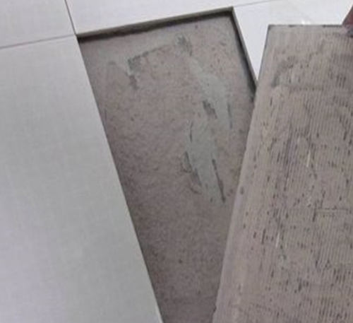 石首瓷砖空鼓维修公司分享瓷砖铺贴时如果打浆（即涂抹在瓷砖背面和基层上的砂浆或瓷砖胶）过少，会带来以下问题